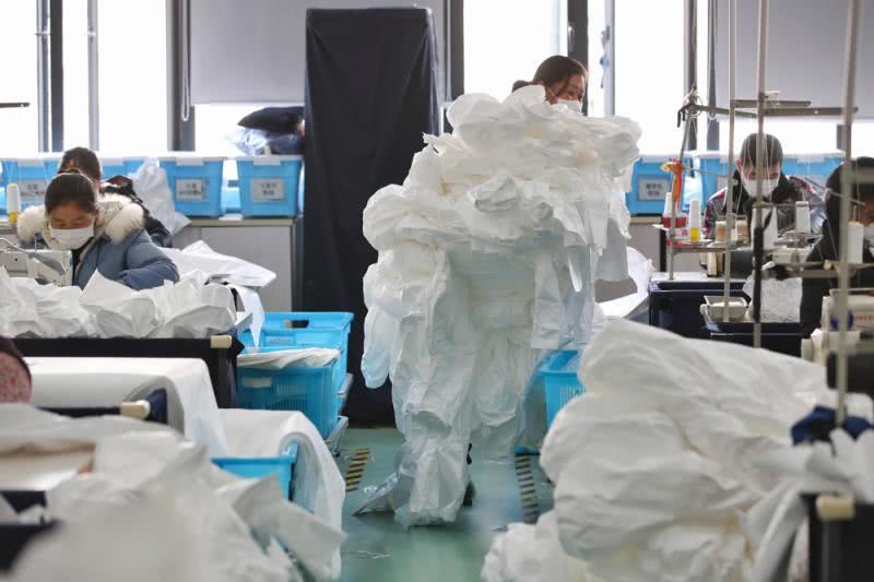 誠格醫(yī)用防護服產(chǎn)能正在逐步上升，短期目標是每天生產(chǎn)9000件