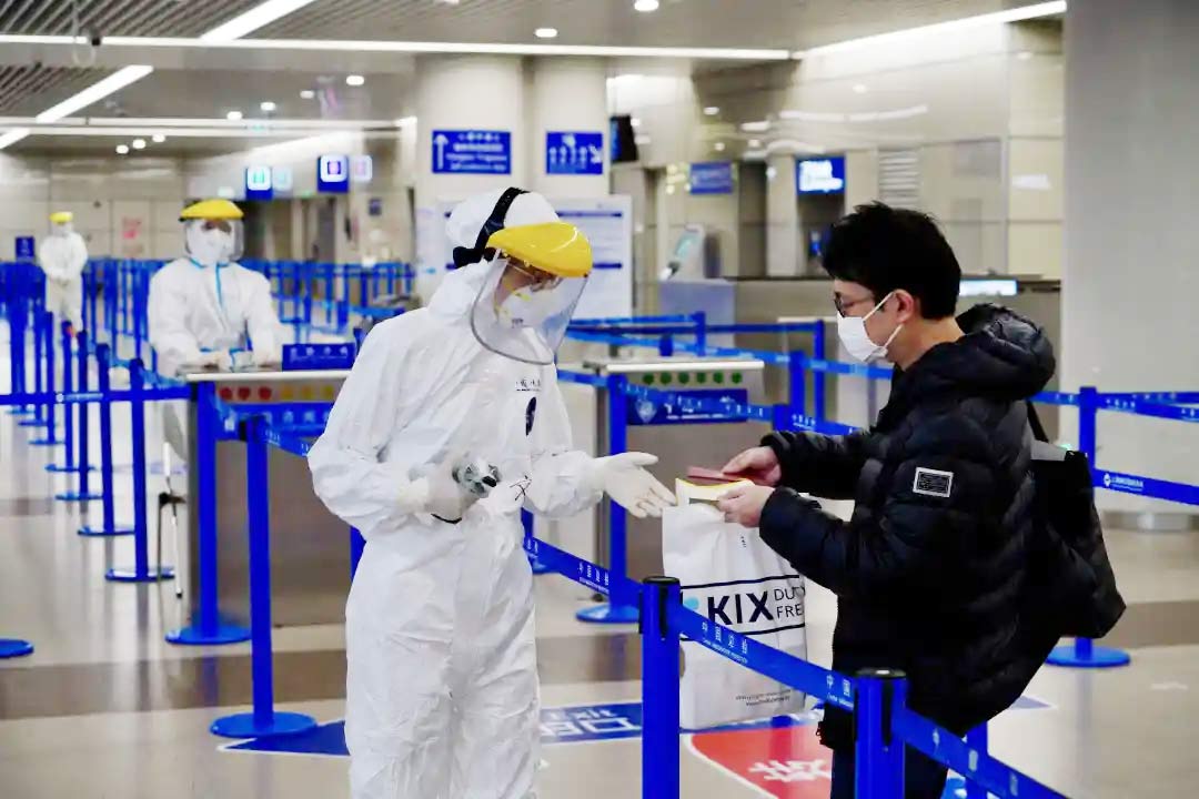 身穿誠格防護服的&ldquo;守滬者&rdquo; 24小時奮戰(zhàn)在浦東國際機場口岸防疫一線