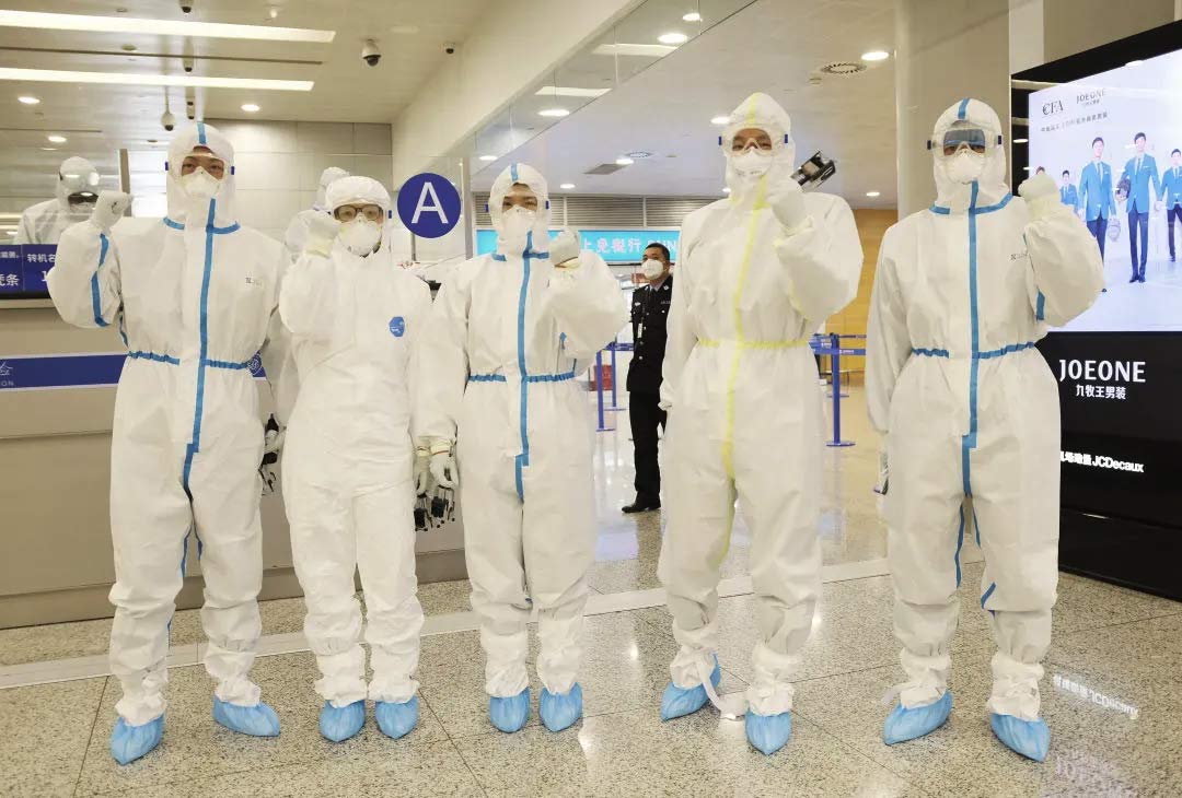 2.jpg身穿誠格防護服的&ldquo;守滬者&rdquo; 24小時奮戰(zhàn)在浦東國際機場口岸防疫一線