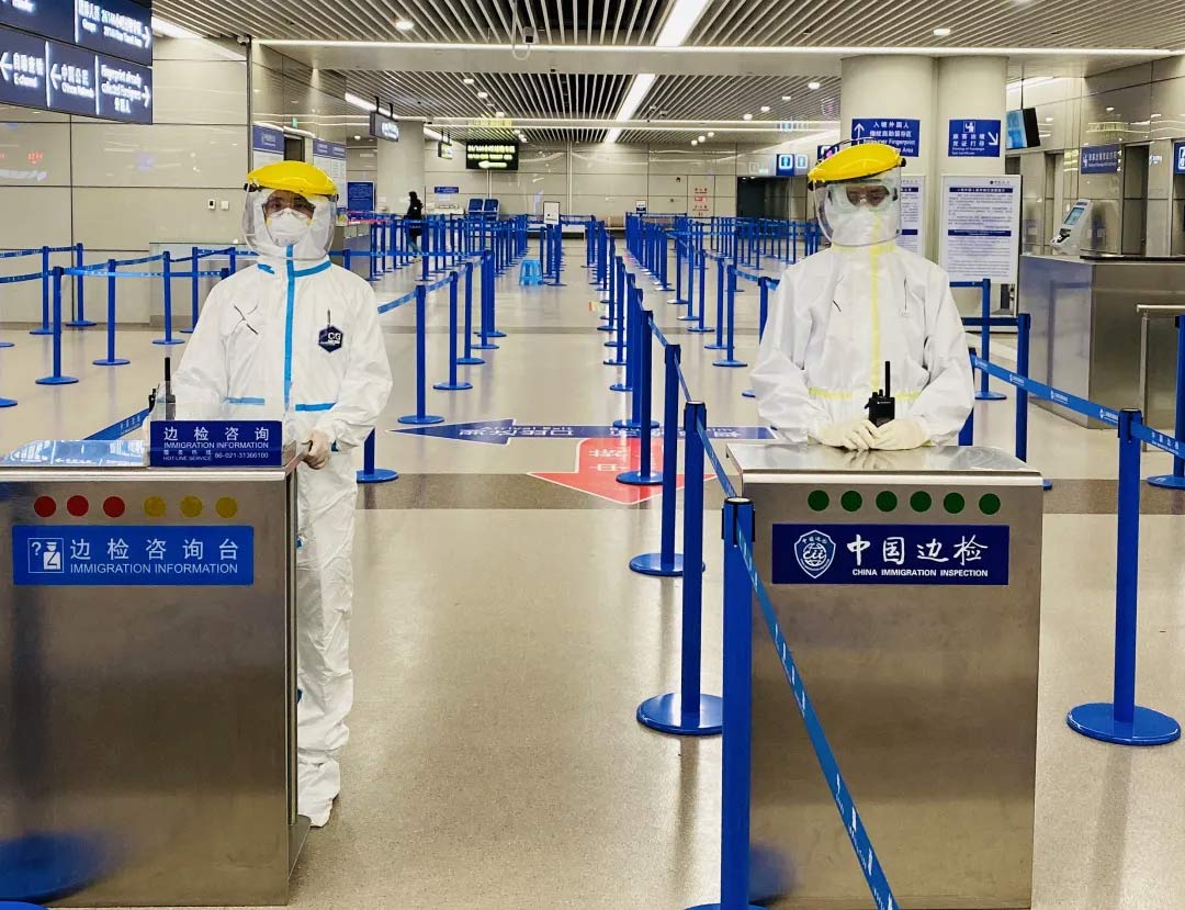 身穿誠格防護服的&ldquo;守滬者&rdquo; 24小時奮戰(zhàn)在浦東國際機場口岸防疫一線