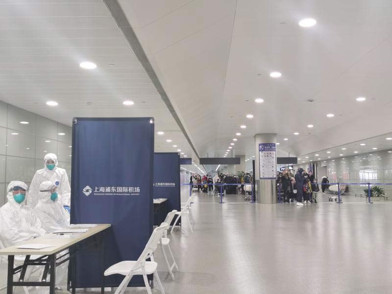 身穿誠格防護服的&ldquo;守滬者&rdquo; 24小時奮戰(zhàn)在浦東國際機場口岸防疫一線