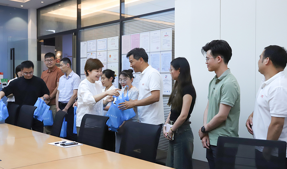 “夏日送清涼”上海誠(chéng)格慰問行